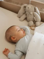 Carillon Peluche Coniglietto Warm Grey 34 – Bamboom - immagine 2